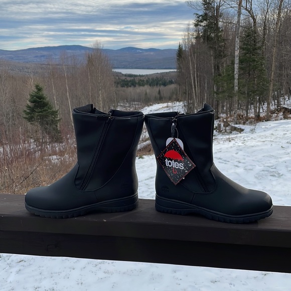 totes Shoes - NWT Totes Winter Boots.Double Zippers. Size 9.